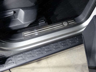 Накладки на пластиковые пороги шлифованный лист логотип VW 2шт ТСС для Volkswagen Tiguan 2016-2021