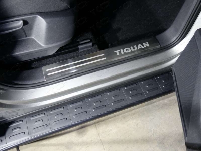 Накладки на пластиковые пороги шлифованный лист надпись Tiguan 2 шт ТСС для Volkswagen Tiguan 2016-2021